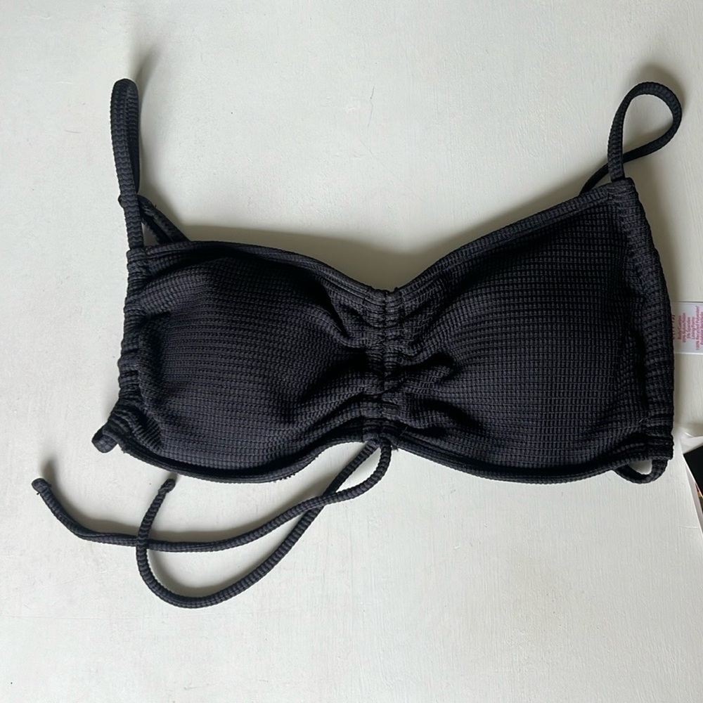 Going On Vacation!? Cute No Boundaries Black Bikini Top! NWT!